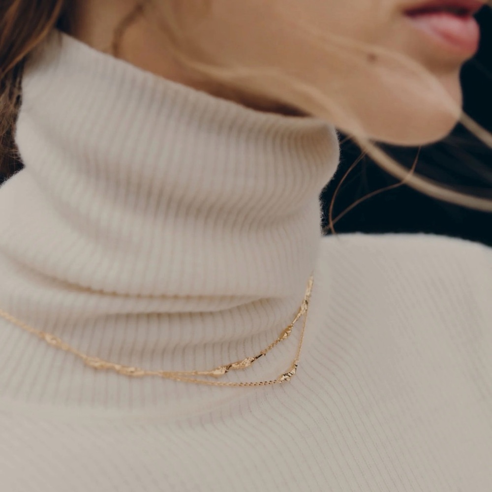 Polène Eroz Jewelry necklace 
Minimal elegance with a luxurious finish.